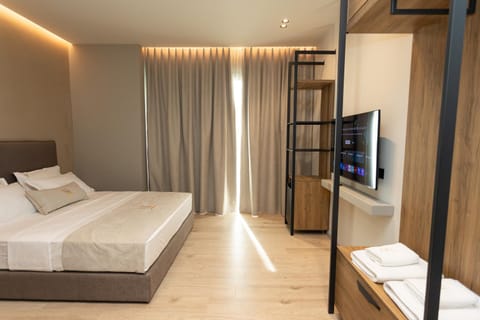 Bed, TV and multimedia, Photo of the whole room, Bedroom, towels, wardrobe