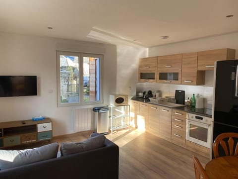 Coffee/tea facilities, Kitchen or kitchenette, oven, stove, toaster