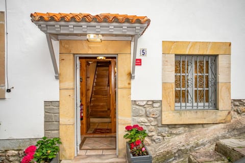 Facade/entrance, Off site