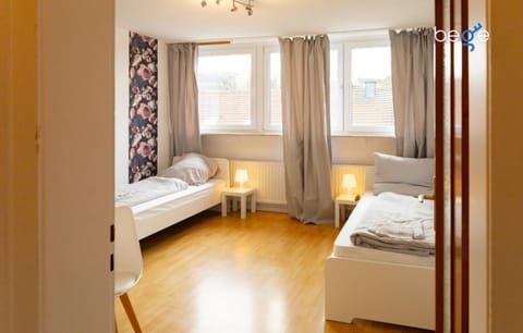 Bed, Photo of the whole room, towels
