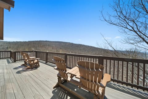 Western Wonder House in Beech Mountain