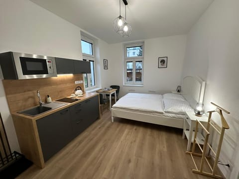 Bed, Kitchen or kitchenette, Bedroom