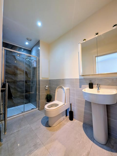 Shower, Toilet, Bathroom, towels