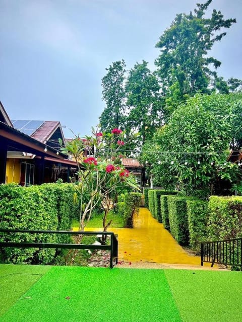 Property building, Day, Natural landscape, Garden, Garden view