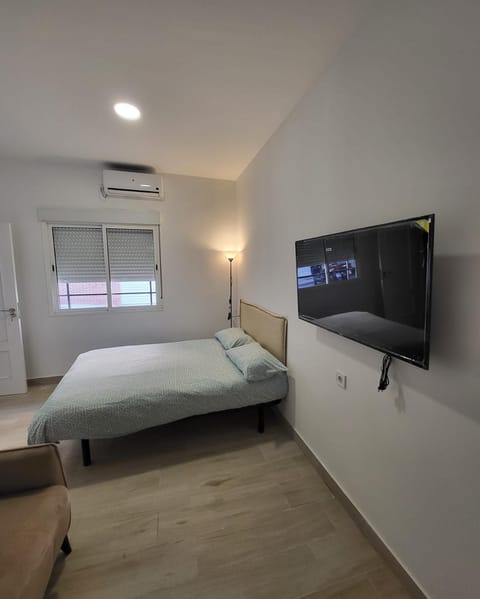 Bed, TV and multimedia, air conditioner