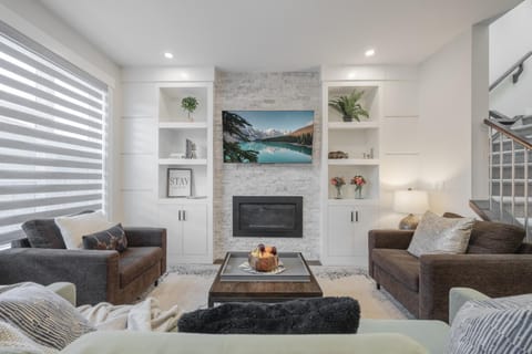 TV and multimedia, Living room, Seating area, fireplace