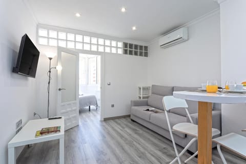 Bed, TV and multimedia, Living room, Bedroom, air conditioner