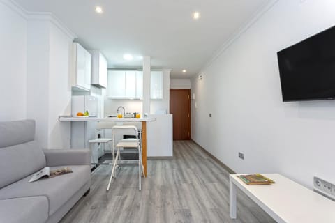 TV and multimedia, Kitchen or kitchenette, Living room, Dining area, oven