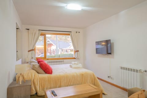Bed, TV and multimedia, Photo of the whole room