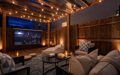 Patio, TV and multimedia, Seating area, Evening entertainment, Evening entertainment