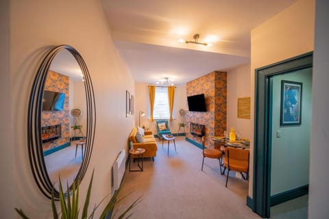 TV and multimedia, Living room, Photo of the whole room, Seating area, Evening entertainment, fireplace