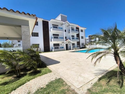 Property building, Garden, Swimming pool