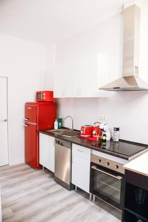 Coffee/tea facilities, microwave, oven, stove, toaster, kitchen