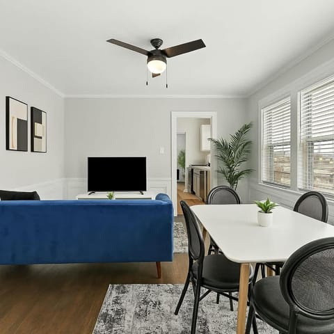 Spacious 2BR Close to it All - Chic Apt in Skokie - Elm 3A Apartment in Skokie