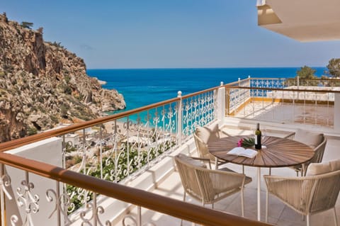 Natural landscape, Balcony/Terrace, Seating area, Dining area, Sea view