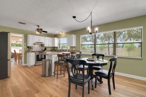 Lake Haven Retreat Private Dock & Peaceful Views House in Tavares