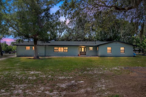 Lake Haven Retreat Private Dock & Peaceful Views House in Tavares