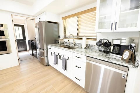 Kitchen or kitchenette, dishwasher, minibar, oven, stove, toaster, washing machine