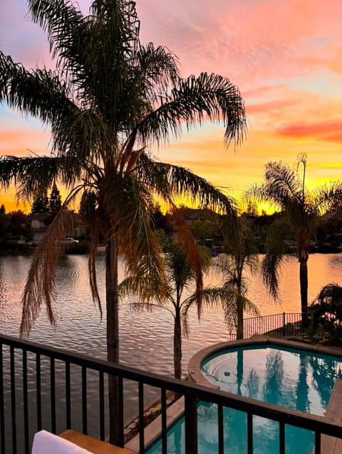 Experience Serenity Luxe 4BDR Lake House 25ft Pool House in Elk Grove