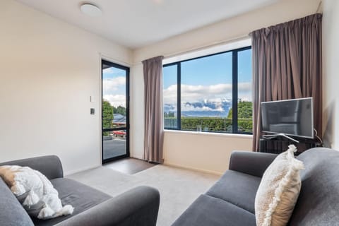 Natural landscape, TV and multimedia, Living room, Seating area, Evening entertainment, Mountain view