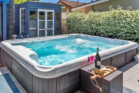 Hot Tub, Swimming pool