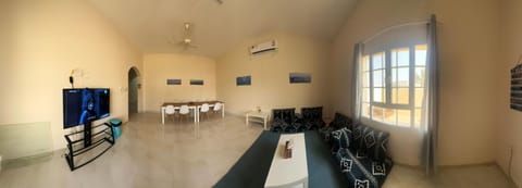 Communal lounge/ TV room, TV and multimedia, Living room, Seating area, Evening entertainment, air conditioner