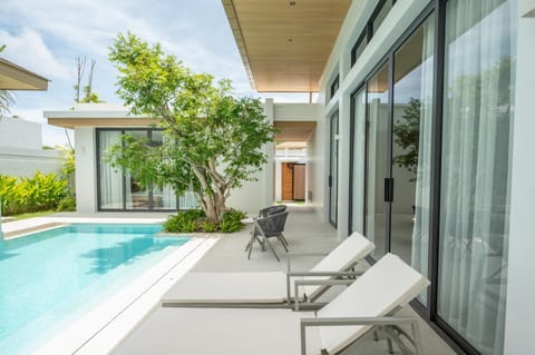 Property building, View (from property/room), Pool view, Swimming pool, Swimming pool, sunbed