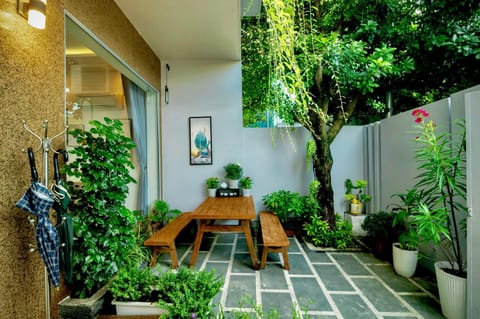 Patio, Spring, Day, Garden, Garden, Dining area, Garden view
