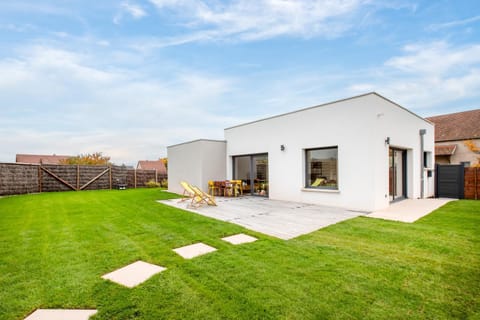 Property building, Spring, Day, Garden, Garden view