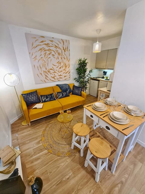 Kitchen or kitchenette, Living room, Seating area, Dining area