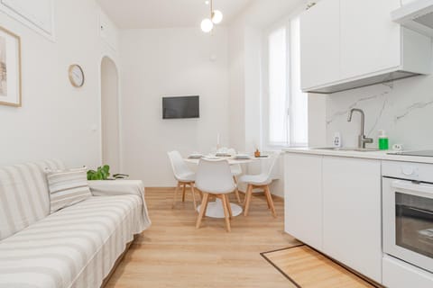 TV and multimedia, Kitchen or kitchenette, Living room, Seating area, Dining area, oven, stove