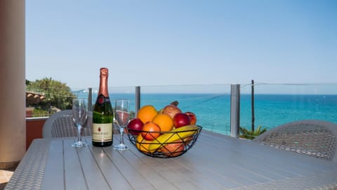 Day, Natural landscape, Food and drinks, Dining area, Beach, Food, Sea view, Drinks