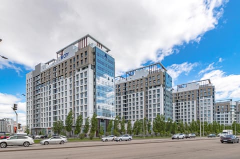 Property building, Day, Neighbourhood, City view, Street view, Location, Parking