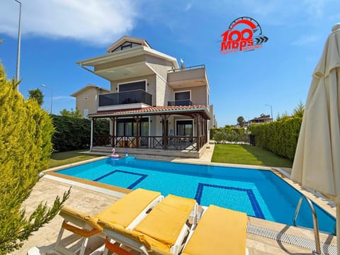 Property building, Patio, Day, Pool view, Swimming pool, sunbed