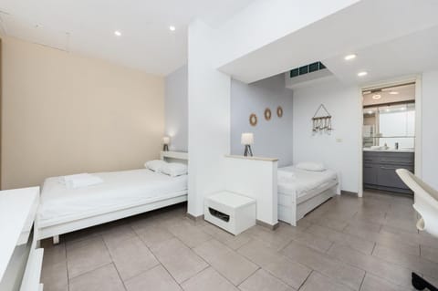 Bed, Photo of the whole room, Bedroom, towels