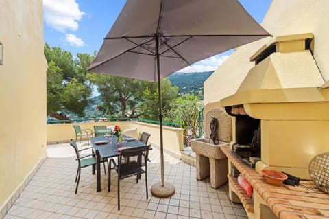 Patio, Natural landscape, Balcony/Terrace, Living room, Seating area, Dining area