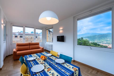 Communal lounge/ TV room, Natural landscape, TV and multimedia, Living room, Food and drinks, Seating area, Dining area, Evening entertainment, Food, Mountain view