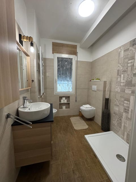 Shower, Toilet, bidet