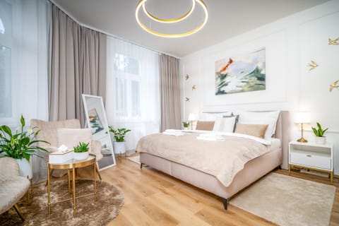 Bed, Seating area, Bedroom