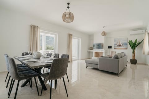 Kitchen or kitchenette, Seating area, Dining area