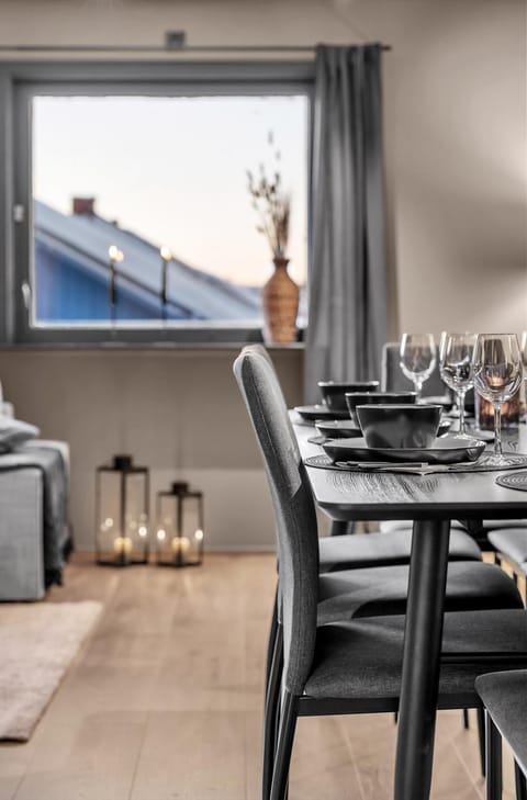 Arctic Breeze Apartment - Family & Group Getaway Apartment in Tromso