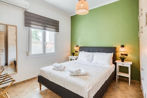 Bed, Photo of the whole room, Bedroom, towels