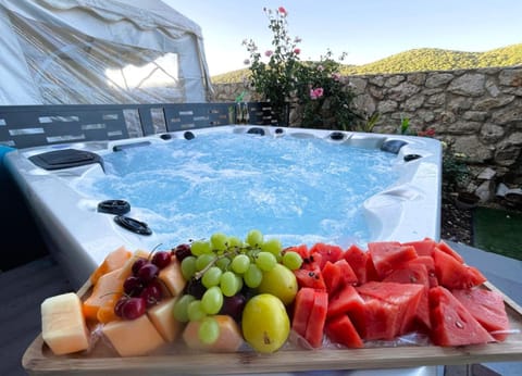 Day, Natural landscape, Hot Tub, Food and drinks, Food