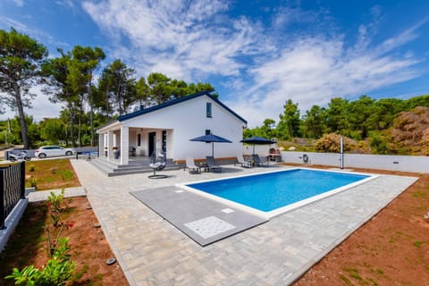 Property building, Day, Natural landscape, Pool view, Swimming pool, sunbed