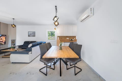 Living room, Seating area, air conditioner