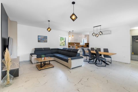 TV and multimedia, Living room, Seating area, Dining area