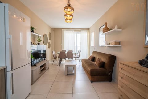 Kitchen or kitchenette, Living room, Seating area, Dining area, oven