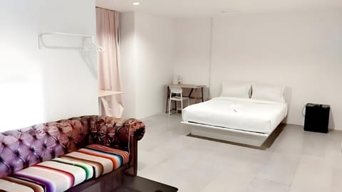 Bed, Photo of the whole room, Seating area, Bedroom, towels