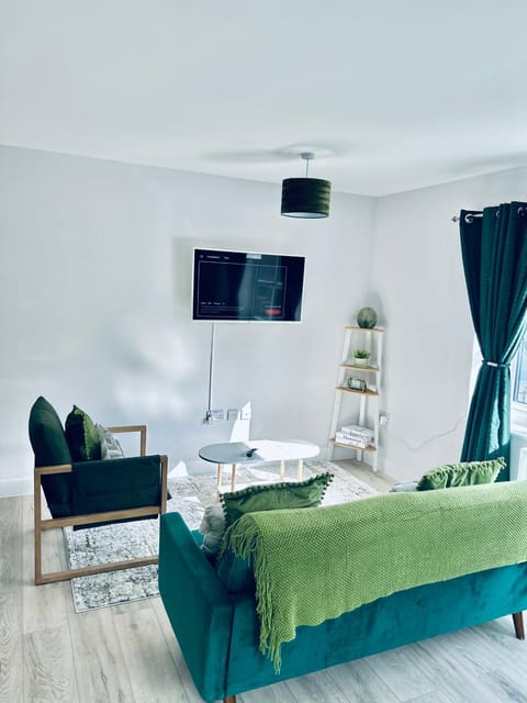 Communal lounge/ TV room, TV and multimedia, Living room, Seating area, Evening entertainment