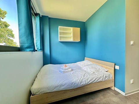 Bed, Photo of the whole room, Bedroom, towels
